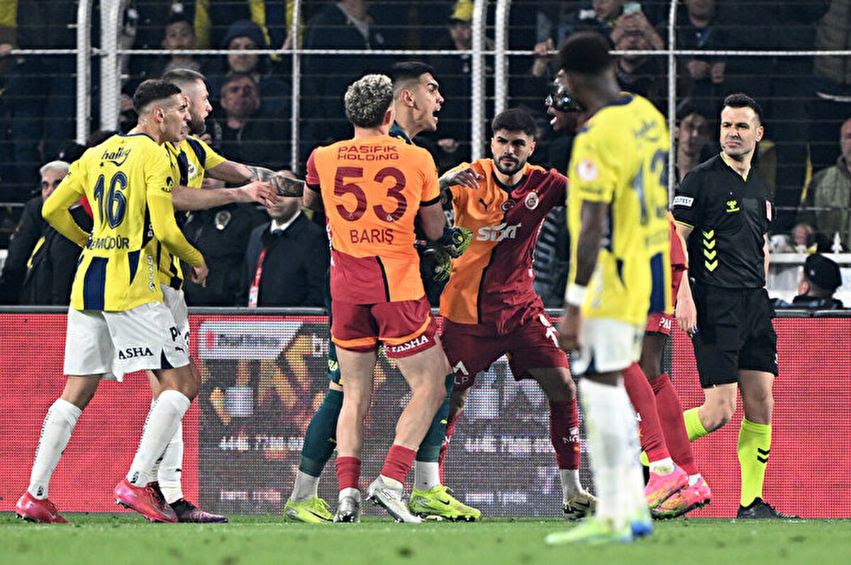 Karşılaşmanın ardından Fenerbahçe Teknik Direktörü Jose Mourinho'nun Galatasaray Teknik Direktörü Okan Buruk'a yaptığı fiziki müdahalesi ise geniş yankı buldu. Gergin geçen maçın ardından orta sahada Fenerbahçe Teknik Direktörü Jose Mourinho, Galatasaray Teknik Direktörü Okan Buruk’un eliyle burnunu sıktı. Buruk bu olay sonrasında yere düştü. Yaşanan olayların ardından maçın hakemi Cihan Aydın, Mourinho'ya kırmızı kart gösterdi.<br>