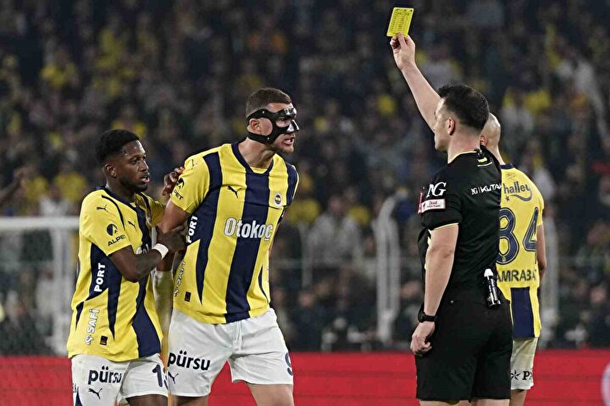 Fenerbahçe ile Galatasaray arasında oynanan derbide kartlar havada uçuştu.<br>