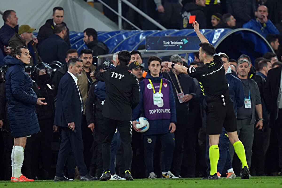 Müsabakada Galatasaray'dan 2 oyuncu yedek kulübesinde kırmızı kart görürken sahada da sarı-kırmızılı 4 isim sarı kartla cezalandırıldı.<br>