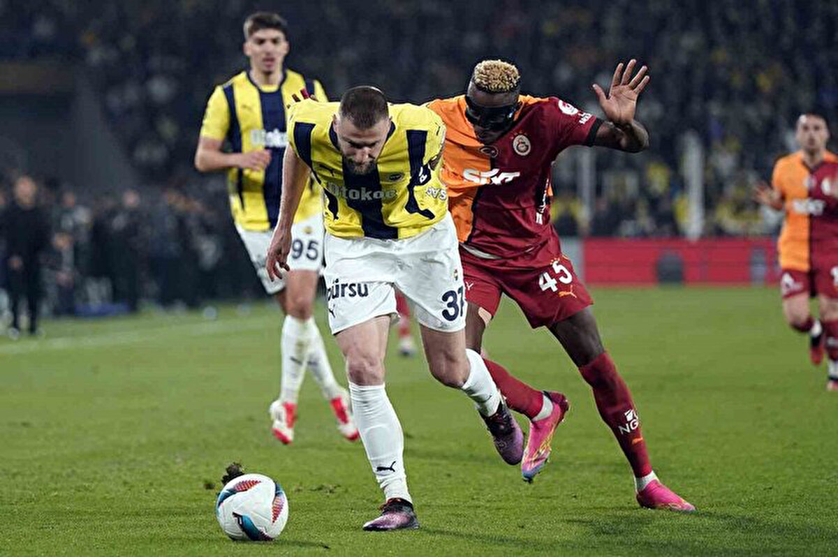 Gol VAR'dan verildi<br>Fenerbahçe'nin ilk yarının son bölümünde farkı 1'e indiren golü VAR kararıyla geldi.<br>Maçın 45 1. dakikasında Sebastian Szymanski topu filelere gönderirken hakem, ofsayt kararı verdi.