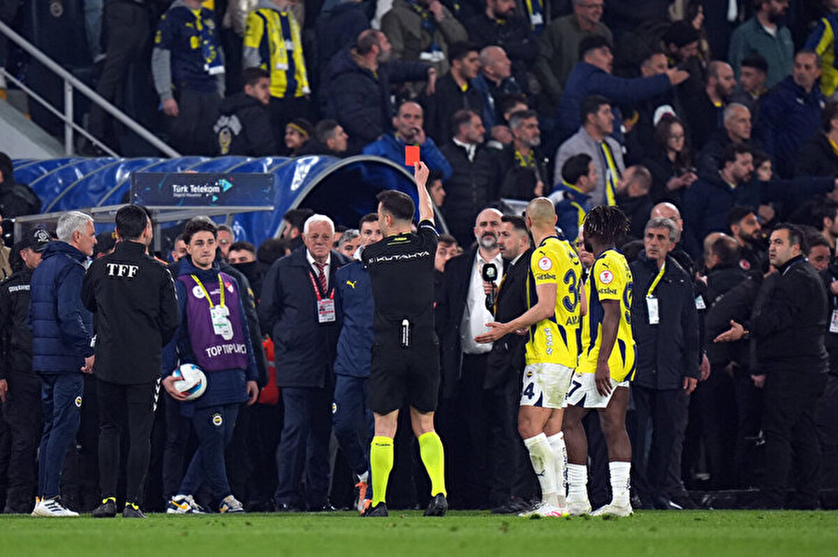 Fenerbahçe'den de 1 isim kulübede kırmızı kart görürken sahada 5 isme sarı kart gösterildi.