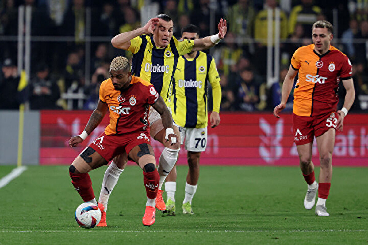 Hakem, VAR'dan gelen uyarı sonucunda 26. dakikada penaltı noktasını gösterdi.