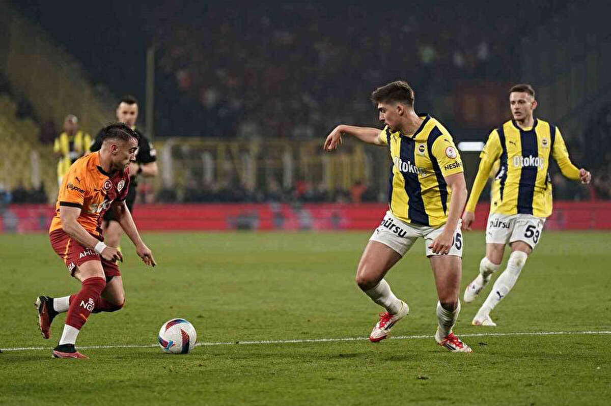 Penaltı VAR'la geldi<br>Galatasaray'ın kazandığı penaltı vuruşu, VAR kararıyla geldi. Maçın 24. dakikasında yaşanan pozisyonda ceza sahası içinde Kaan Ayhan'ın şutunda meşin yuvarlak Filip Kostic'in eline çarparak oyun alanına döndü.