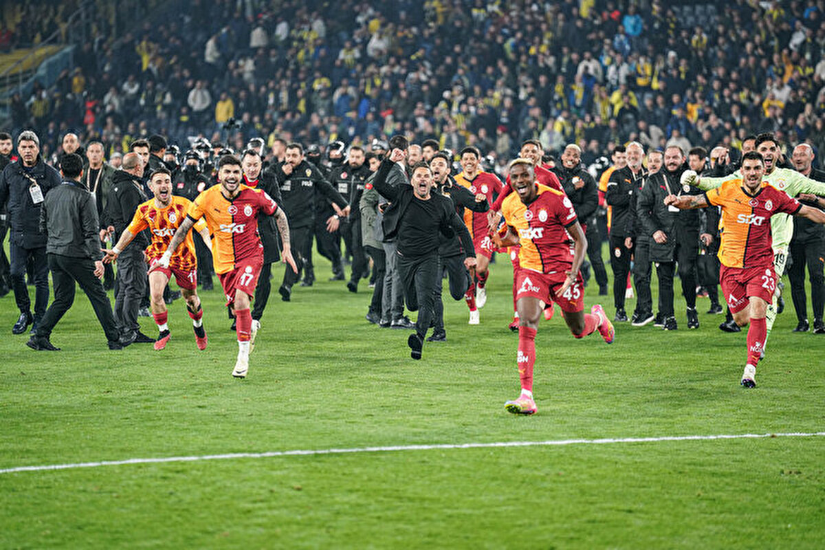 Galatasaray, Türkiye Kupası çeyrek final maçında Fenerbahçe'yi Kadıköy'de 2-1 mağlup etti ve yarı finale yükseldi.<br>