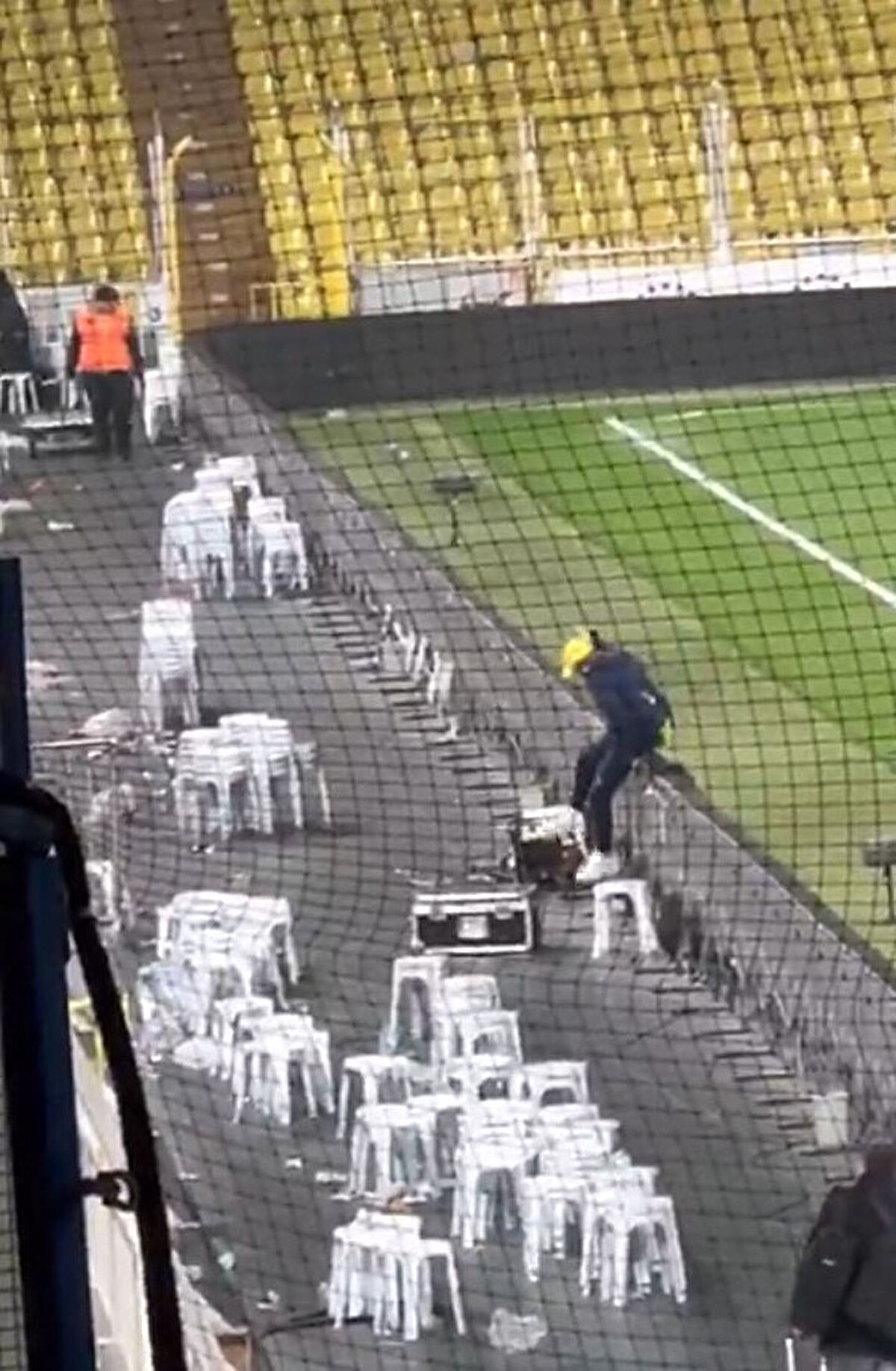 Fenerbahçeli yıldız oyuncu Fred'in Galatasaray mağlubiyeti sonrasında soyunma odasından ayrıldığı ve stadyumun başka bir kısmından çıkış yaptığı görüldü.<br>