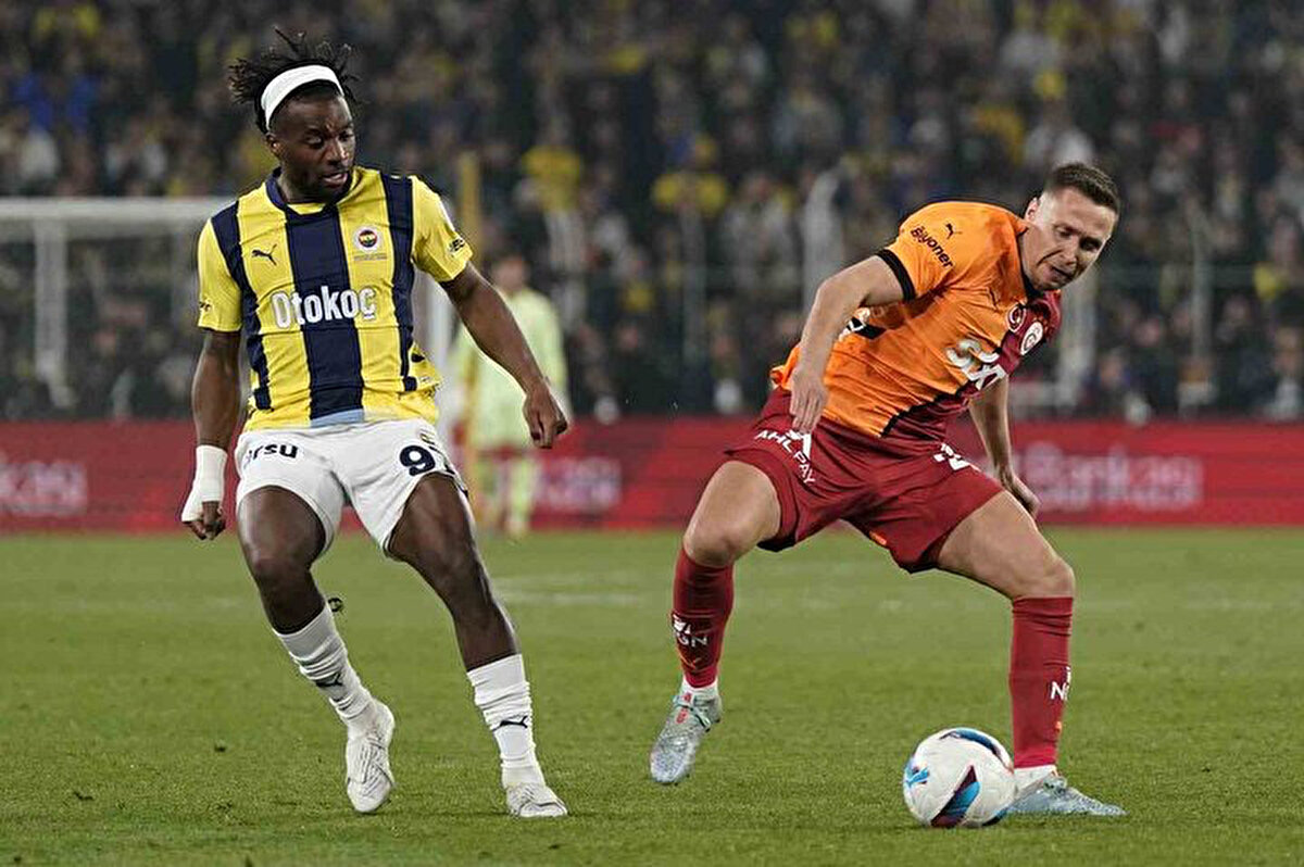 82. dakikada Fenerbahçe, Abdülkerim'in Mert Müldür'e müdahalesi sonrasında penaltı bekledi. Oyun devam etti. Karar doğru mu?<br><br>Abdülkerim öncelik alıyor ve topa dokunuyor. Sonrasında herhangi bir ihlal yok. Karar doğru.<br>