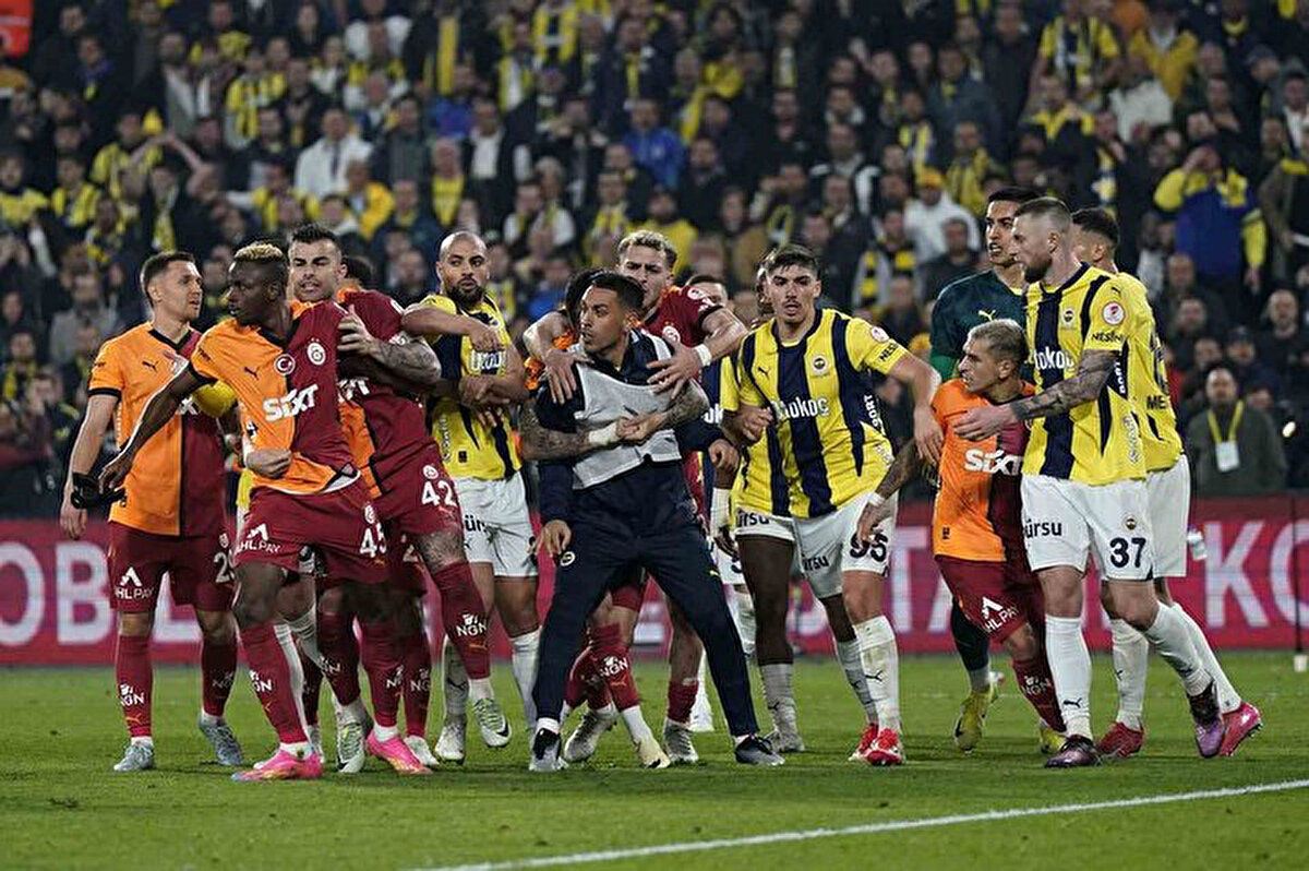 4. dakikada Lemina'nın Çağlar'ın ayağına bastığı pozisyonda kart çıkmadı. Karar doğru mu? <br><br>Geç kalınmış bir müdahale ile zamanlama hatasıyla bir basma var. Kart çıkmalıydı.