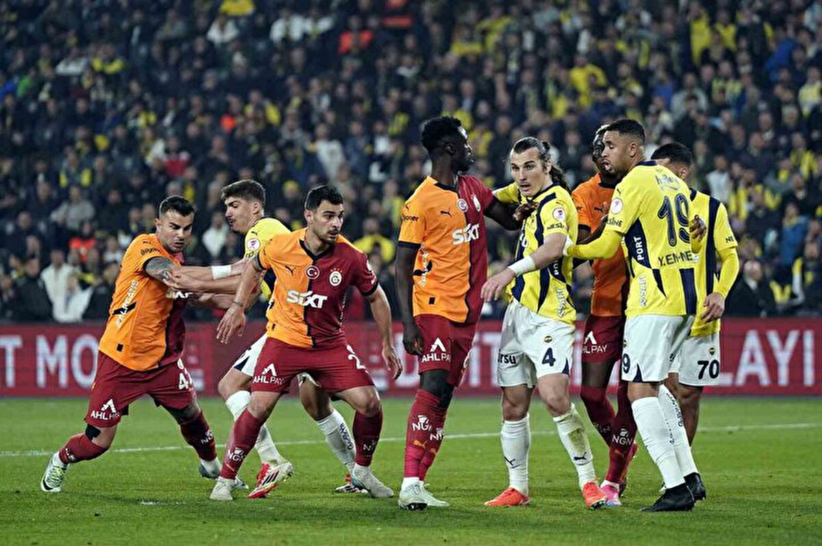 İlk yarının son dakikalarında Fenerbahçe'nin Szymanski ile bulduğu gol için ofsayt iddiaları vardı. Gol kararı çıktı. Karar doğru mu?<br><br>Kritik bir pozisyon. Yarı otomatik ofsayt sistemi devreye girdi. Ona göre karar doğru.<br>
