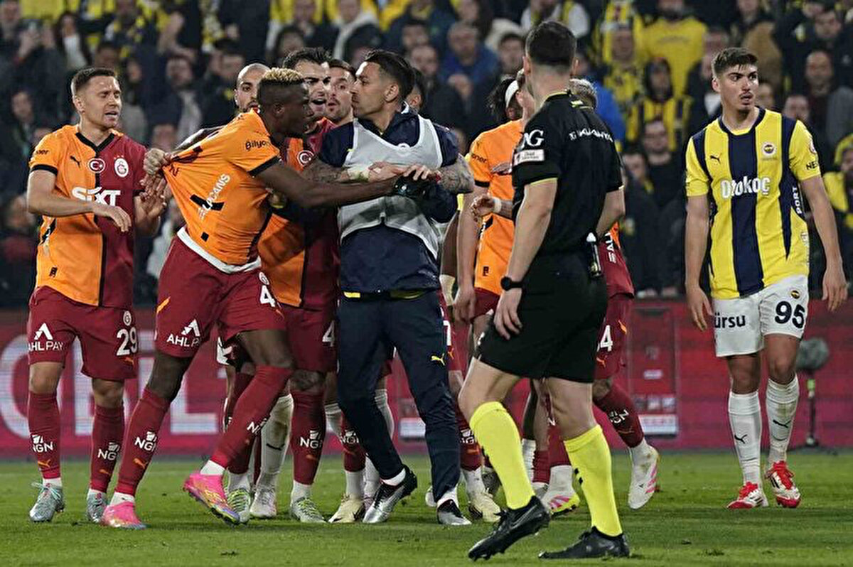 İşte Fenerbahçe-Galatasaray derbisinin hakem raporu:<br>