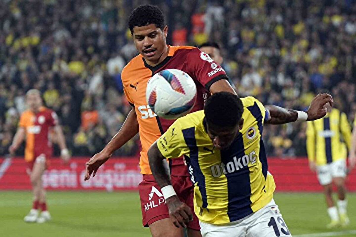 26. dakikada Galatasaray penaltı kazandı. Top Kostic'in eline geldiği gerekçesiyle. Karar doğru mu?<br><br>Kaan Ayhan topu oynadığı anda, Kostic'in doğal olmayan ve açık olan koluna geliyor. Penaltı kararı doğru.