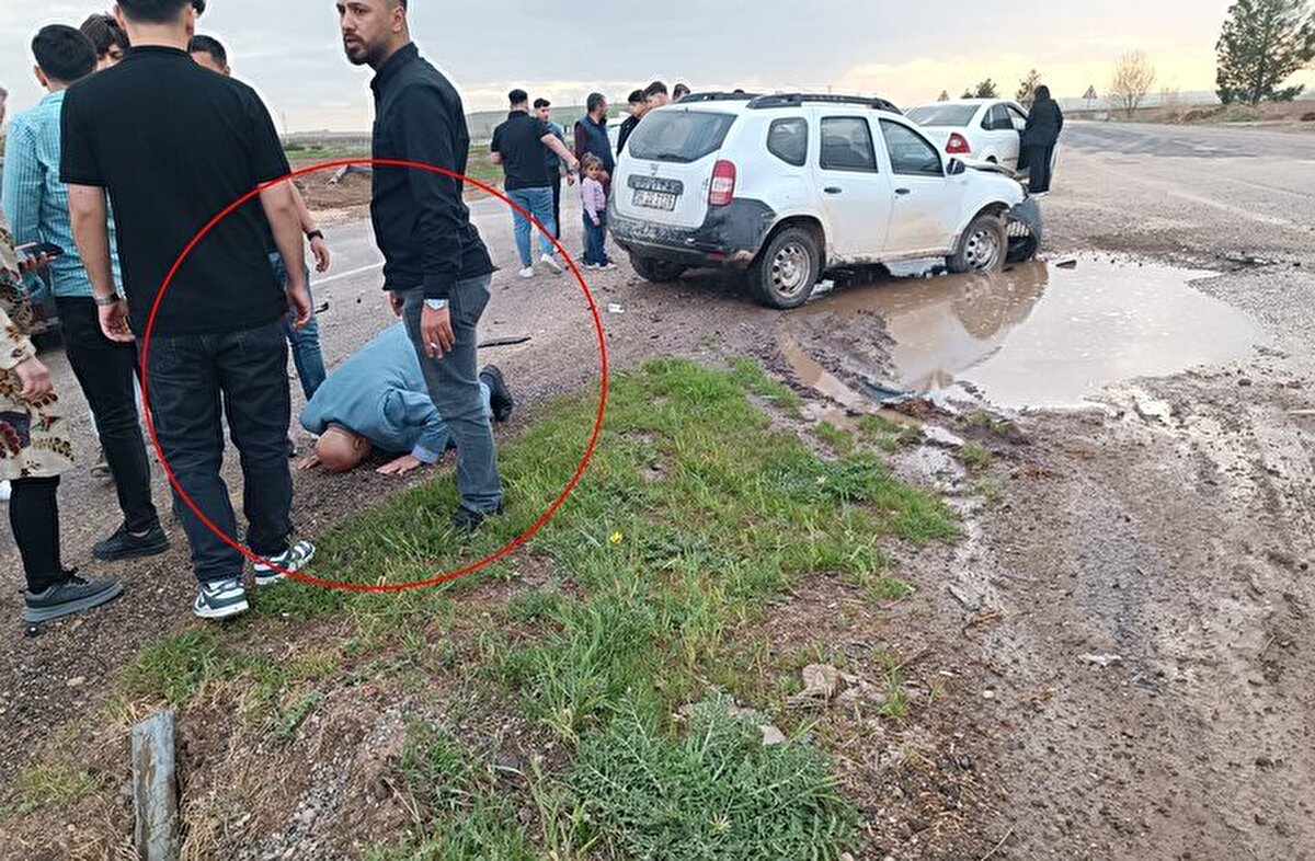 ŞÜKÜR NAMAZI KILDI<br><br><br><br>Bu sırada kazadan yara almadan kurtulan bir kişi ise olay yerinde şükür namazı kıldı. 