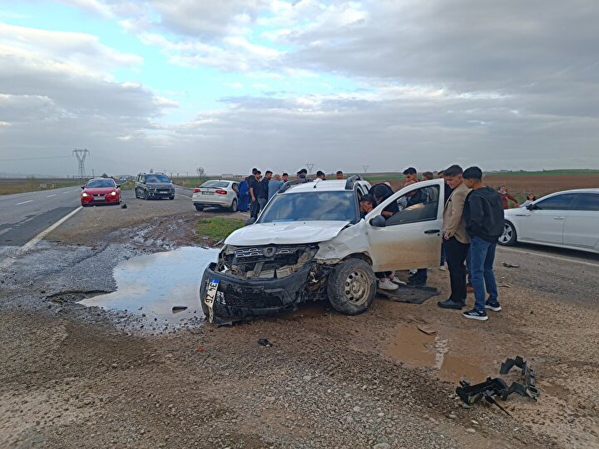  İhbar üzerine bölgeye sağlık ve polis ekipleri sevk edildi. Yaralılar, ilk müdahalenin ardından çevredeki hastanelere kaldırılarak tedaviye alındı.<br><br>