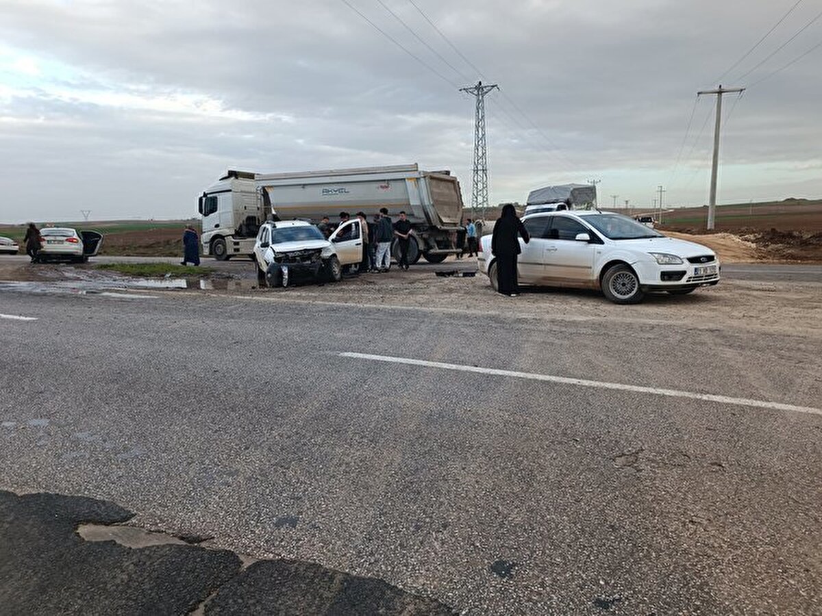 Kaza, akşam saatlerinde Diyarbakır Batman kara yolu, Başalan mevkisinde meydana geldi. Sürücülerinin isimleri öğrenilmeyen düğün konvoyundaki 34 ST 4070 ve 34 ZG 2126 plakalı iki otomobil çarpıştı.