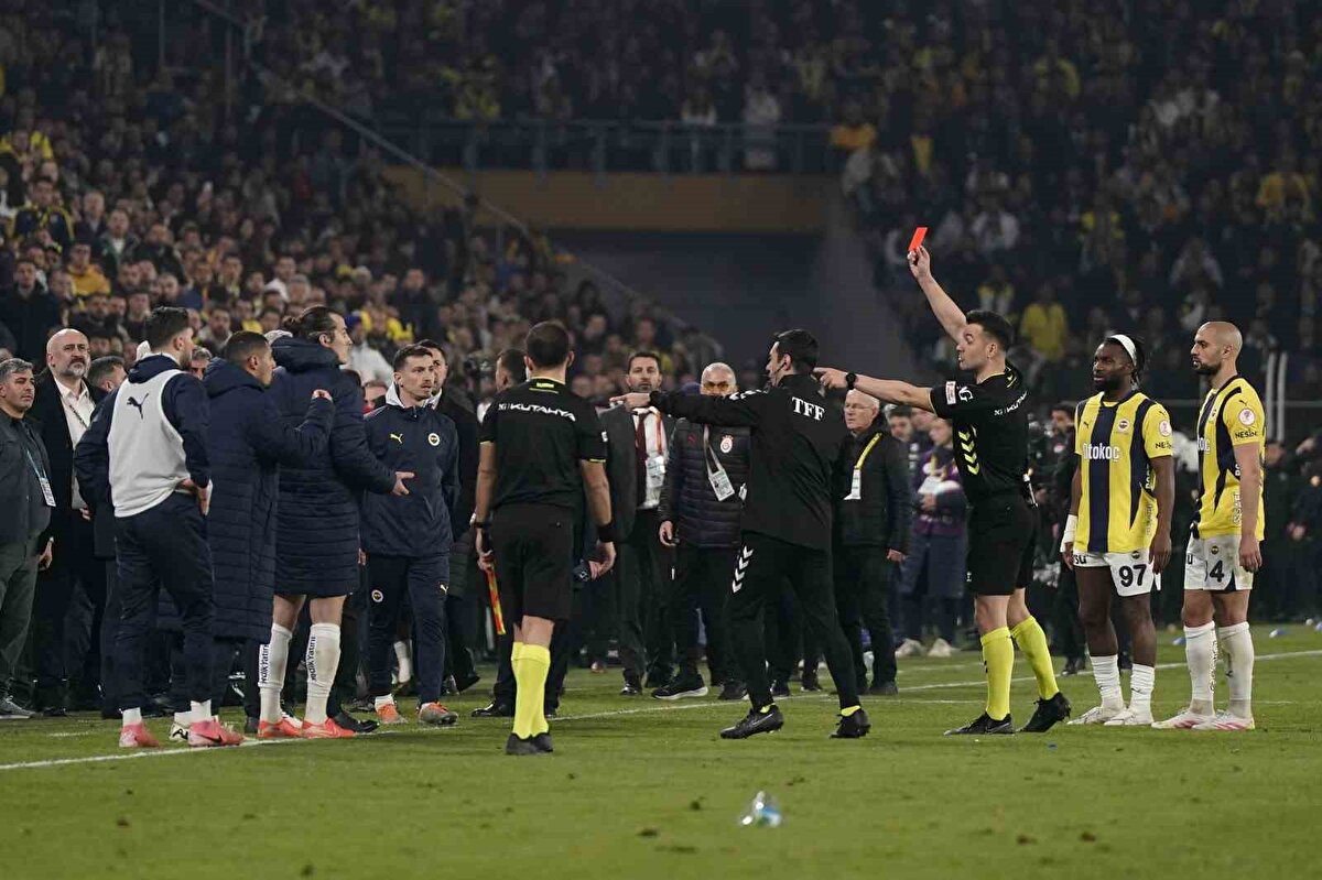 İkinci yarının son anlarında gerginlik arttı. Barış Alper Yılmaz oyundan çıkarken yedek kulübesi önünde kavga çıktı.