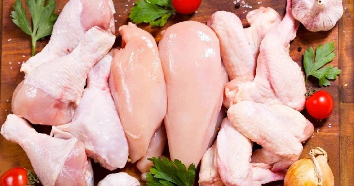 Tavuk ve tavuk döner zehirlenmesi nedenleri:<br><br>- Bakteriyel enfeksiyonlar, bakteriyel bulaş<br>- Tavuğun çiğ veya az pişmiş olması<br>- Uygun olmayan saklama koşulları<br>- Çapraz bulaşma