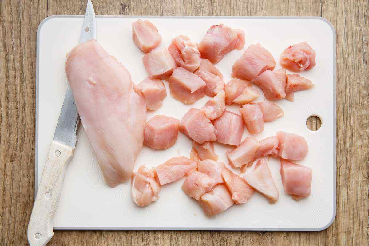 "Tavuk döner her yerde yenmemeli"<br><br>Tavuk dönerin her yerde yenilmemesi gerektiği uyarısında bulunan Prof. Dr. Göral, Beklemiş veya daha önce pişirilmiş tavuk döner parçaları, yeni pişirilecek tavuk dönerin arasına serpiştirildiğinde zehirlenme riskinin arttığını söylüyor.<br><br>Tavuk zehirlenmesi, doğru hazırlama, pişirme ve saklama yöntemleriyle büyük ölçüde önlenebilir. Doğru pişirme sırasında iç sıcaklık kontrolü ihmal edilmemelidir. Tavuk etinin iç sıcaklığı en az 75°C’ye ulaşmalıdır. Tavuk parçalarının eşit şekilde pişmesi sağlanmalıdır. Beklemiş veya daha önce pişirilmiş tavuk döner parçaları, yeni pişirilecek tavuk dönerin arasına serpiştirilmemelidir."