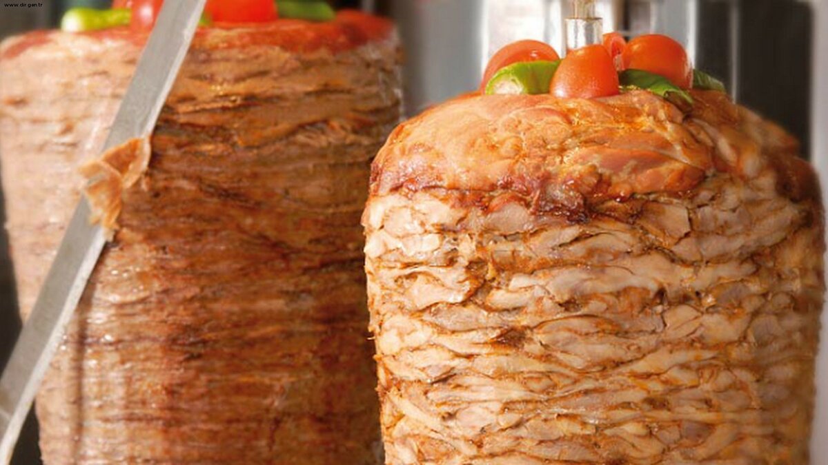 Enfeksiyona yol açıyor<br><br>Tavuk döner zehirlenmesi, uygun şekilde pişirilmemiş tavuk etinin tüketilmesi sonucu ortaya çıkan bir gıda zehirlenmesi türü olduğunun altını çizen Prof. Dr. Vedat Göral, "Bu durum, genellikle Salmonella, Campylobacter ve Clostridium perfringens gibi bakterilerin neden olduğu enfeksiyonlarla ortaya çıkar. Uygun olmayan saklama koşulları ve hijyen eksikliği de tavuk zehirlenmesine yol açabilir. Özellikle bağışıklık sistemi zayıf kişilerde, çocuk ve yaşlılarda, hamilelerde, kronik hastalığı olanlarda daha sık görülür. Hamile kadınlar tavuk zehirlenmesine karşı daha hassastır, bu durum hem anne hem de bebek için risk oluşturabilir. Bu nedenle, hamilelik sırasında tavuk tüketimine ekstra özen gösterilmelidir." dedi.<br><br>Tavuk etinin çok çabuk bozulan bir gıda olduğunu ve dolayısıyla tavuk dönerin de kolay gıda zehirlenmesine yol açabilen bir gıda olduğunu söyleyen uzman isim merdiven altı, ne olduğu bilinmeyen tavuklar kullanılan yerlerde tavuk döner yenilmemesi gerektiğinin uyarısında bulundu.