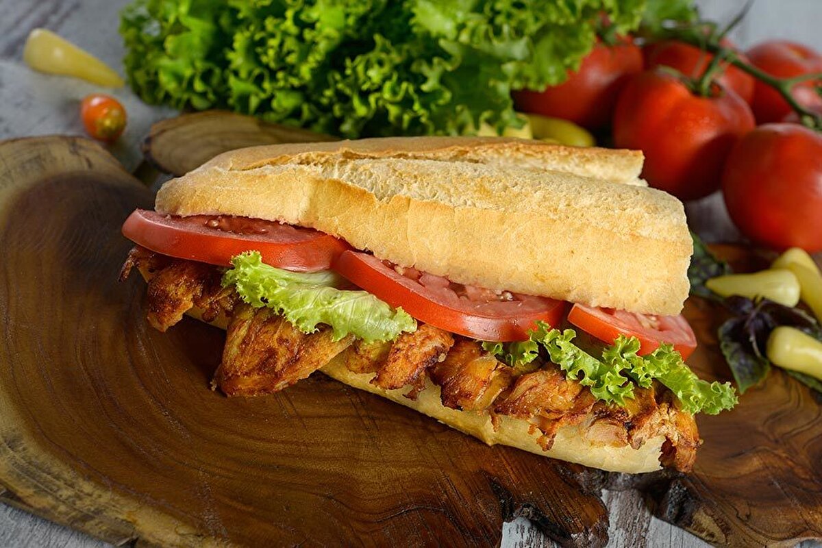 "Tavuk bayat ya da hijyenik koşullarda pişmemiş"<br><br>Prof. Dr. Vedat Göral, "Tavuk etinin çiğ veya az pişmiş şekilde tüketilmesi, bakterilerin tavuk etinde kalmasına neden olur. Uygun olmayan saklama koşullarında da (örneğin 4°C’nin üzerinde) bakteriler hızla çoğalır." diyor<br><br>"Tavuk zehirlenmesi tanısı, hastanın belirtileri, öyküsü ve laboratuvar testleri ile konulur. Doktor, hastanın yediği yiyecekleri, belirtilerin başlama süresini ve mevcut sağlık durumunu sorgular. Tavuk veya çiğ gıda tüketim öyküsü önemlidir. Özellikle toplu gıda zehirlenmesi olması, yenilen gıdanın örneğin tavuktan yapılan dönerin, bayat olduğunu veya hijyenik olmadığını düşündürür."