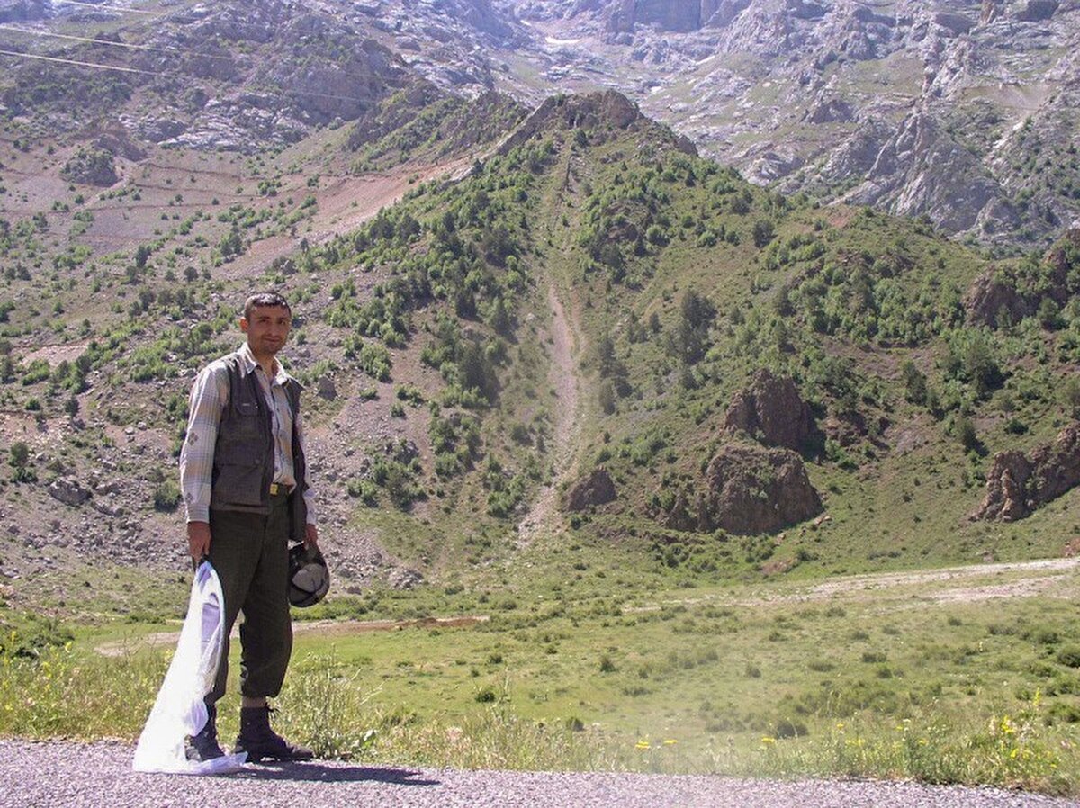 "Cixiidae familyasına ait bir türümüz"<br><br>Makaledeki diğer yazarların topladığı örneklerin kendisine ulaştırıldığını söyleyen Demirel, "Ben bu örnekleri değerlendirdim ve değerlendirme sonrasında da yeni tür olduğunu tespit ettim. Buna bağlı olarak da akabinde yayın aşamasına geçmiş olduk. Bahsetmiş olduğumuz tür Cixiidae familyasına ait bir türümüz. Bilim dünyasında tanıtmış olduğumuz yeni türde, bu anlamda o familyanın bir üyesi ve kendisi de önemli bir bitki zararlısı durumunda. Bunların sokucu-emici dediğimiz bir ağız tipi var. Sivrisineğin sıtmayı bulaştırması gibi, bu böceklerimiz de bitkilerden bitkilere çeşitli mikroorganizmaları bulaştırarak onları hasta ediyorlar" dedi.<br><br>"Sosyal medyada linçleneceğimi bilerek bu kararı verdim"<br><br>Eşiyle aynı üniversiteden mezun olduğunu ve eşinin iki alt dönemi olduğunu belirten Demirel, "Türk toplumunda özellikle bir böcek türüne bir kadının ismini vermek biraz cesaret isteyen bir iş. Bir türü isimlendirme fikri bende ilk kez lisans döneminin ilk yıllarında oluştu. Tabii o dönem bir eş adayımız yoktu. Eşimle tanıştıktan sonra tabii ki kendisiyle de konuyu paylaştım. Sosyal medyada linç edileceğimizi bile bile bu kararı verdik. Özellikle eşimin görüşü, bu ismi veriyorsun ama sosyal medyada linçlenebileceğini de bil şeklindeydi. Benim için onu onurlandırmak ve Türkiye’nin biyoçeşitlilik konusuna dikkat çekmek daha önemliydi. Ortak aldığımız bir karar sonucunda bu türe eşimin adını verdim" diye konuştu.