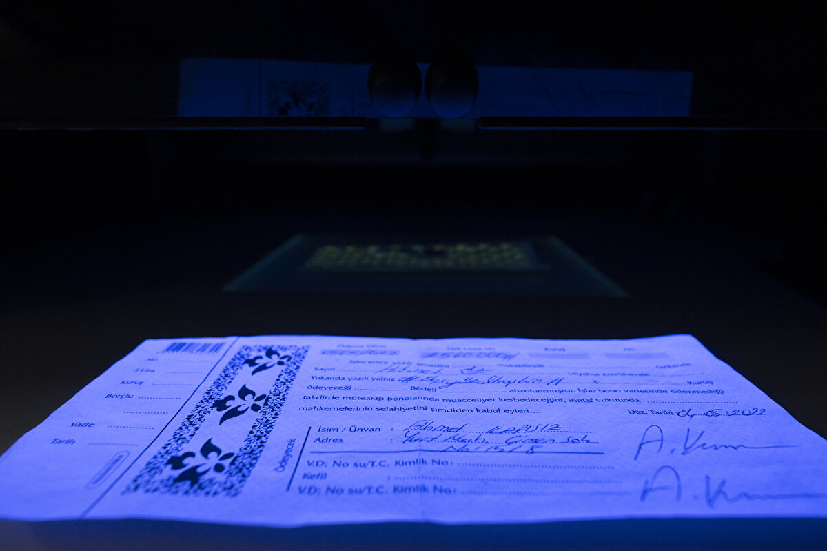 "İmzanızı taşırarak atmakta fayda var"<br><br>Boş kağıda imza atılmaması gerektiğinin altını çizen Kuş, son dönemde dolandırıcıların, kargo teslim tutanaklarının imza bölümünü kutucuk şeklinde kesip altına senet ya da boş kağıt yerleştirebildiklerini, böylece vatandaşların imzalarını alabildiklerini söyledi.<br><br>İmza için uzatılan her evrakın çekinmeden titizlikle incelenmesi gerektiği uyarısında bulunan Kuş, şöyle devam etti:<br><br>"Vatandaşımız bir senede ya da çeke imza atmadığını, farklı bir belgeye mesela bir kurye tutanağına imza attığını söylüyor fakat bir borçlu senedi imza atmış olarak gözüküyor. Bunlara da aslında dikkat edilmeli.