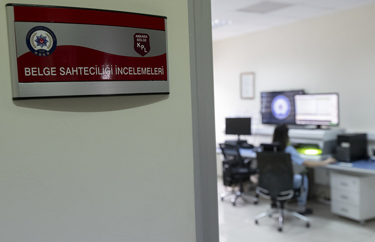 En fazla çek ve senet üzerindeki imza sahteciliğinden talepler aldıklarına dikkati çeken Kuş, imzaların karalama yöntemleri yerine isim ve soyadı şeklinde olması gerektiğini aktardı.<br><br>Vatandaşlardan her yere aynı imzayı atmasını beklediklerini dile getiren Kuş, "Yine bir imza kalemi kullanmalarını ve her yere mümkünse aynı imza kalemiyle imza atmalarını bekliyoruz. Çek ve senetlerde sonradan doldurma ya da tahrifat durumlarının önüne geçmek için muhakkak meblağların hem rakamla hem değerle hem yazıyla değer gösteren kısımlarında kapama çizgilerinin meblağa bitişik olmasını bekliyoruz. Bu şekilde mağduriyet yaşanmasını engellemiş olabileceğiz." diye konuştu.