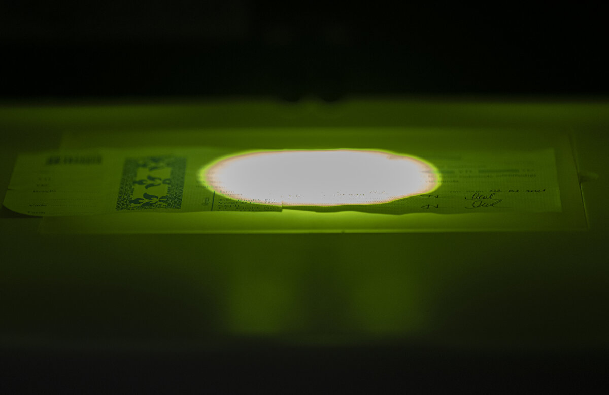 Emniyet Genel Müdürlüğü Kriminal Daire Başkanlığı Belge İnceleme Şube Müdürlüğü Belge İnceleme Uzmanı Komiser Berkan Kuş, konuya ilişkin yaptığı açıklamada, belge sahteciliği ve imza güvenliğinin vatandaşların dikkat etmesi gereken en önemli hususların başında geldiğini söyledi.<br><br>Kuş, isim ve soyadından oluşan imzaların taklit edilmesinin daha zor olduğunu, soldan sağa atılan basit imzanın taklit edilmesinin çok kolay olması sebebiyle mağduriyet yaşanabileceğini kaydederek, "Basit imzalar kolay taklit edilir. İsim ve soyadı içeren, karmaşık imzalar mağduriyeti azaltır." ifadelerini kullandı.