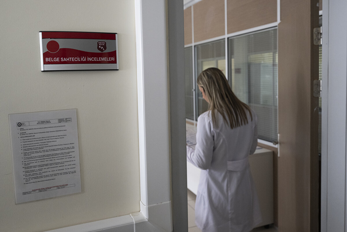 "Bilimsel olarak en güncel metotlardan faydalanılıyor"<br><br>Üzerinde yazan beyanın kabulü anlamına gelen imzanın taklit edildiği durumların ise Kriminal Daire Başkanlığı Belge İnceleme Şube Müdürlüğü uzmanlarının titiz çalışmaları sonucunda kolaylıkla tespit edilebildiğini belirten Kuş, şunları kaydetti:<br><br>"Bölge Kriminal Polis Laboratuvarı Müdürlüklerimizde bilimsel olarak en güncel metotlar ve cihazlardan faydalanılmaktadır. Belge inceleme alanıyla alakalı cihazlar bize yardımcı kaynak olabiliyor. Cihazlarla kullandığımız farklı ışık kaynaklarında belge üzerine bir tahrifat olup olmadığı ya da sahte olup olmadığıyla alakalı yine imzaların detay hatlarına inerek imzalar içerisindeki karakteristik el hareketlerine bakarak imzanın şahsa aidiyeti hususunda beyanda bulunabiliyoruz. Şahısların mukayese imzaları bizim için önem arz etmektedir. Bilhassa samimi mukayese alınmış imzalar."