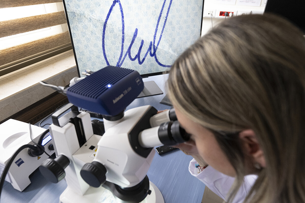 Emniyet Genel Müdürlüğü Kriminal Daire Başkanlığı, Belge İnceleme Şube Müdürlüğü, belge sahteciliğinden el yazısına, imzadan tahrifat ve makine yazılarına kadar dört ana alanda inceleme gerçekleştiriyor.<br><br>Yapılan analizler sonucunda adli vakaların aydınlatılmasını sağlayan Emniyet, vatandaşları bu konuda dikkatli olmaya çağırıyor.