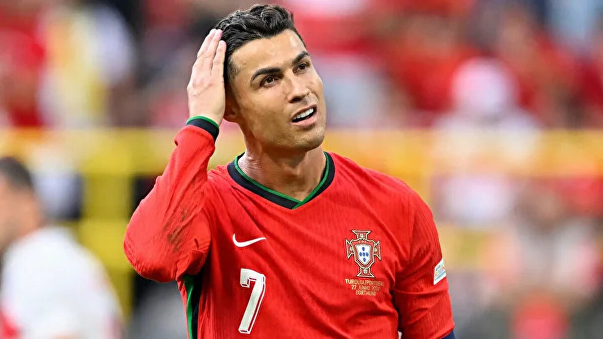 "Cristiano Ronaldo o kadar büyük bir isim ki herhangi bir menajerin onu yedek kulübesine oturtması karmaşık. Cristiano Ronaldo durumu Roberto Martinez için gerçekten zor bir durum çünkü o çok büyük bir süperstar.<br><br>