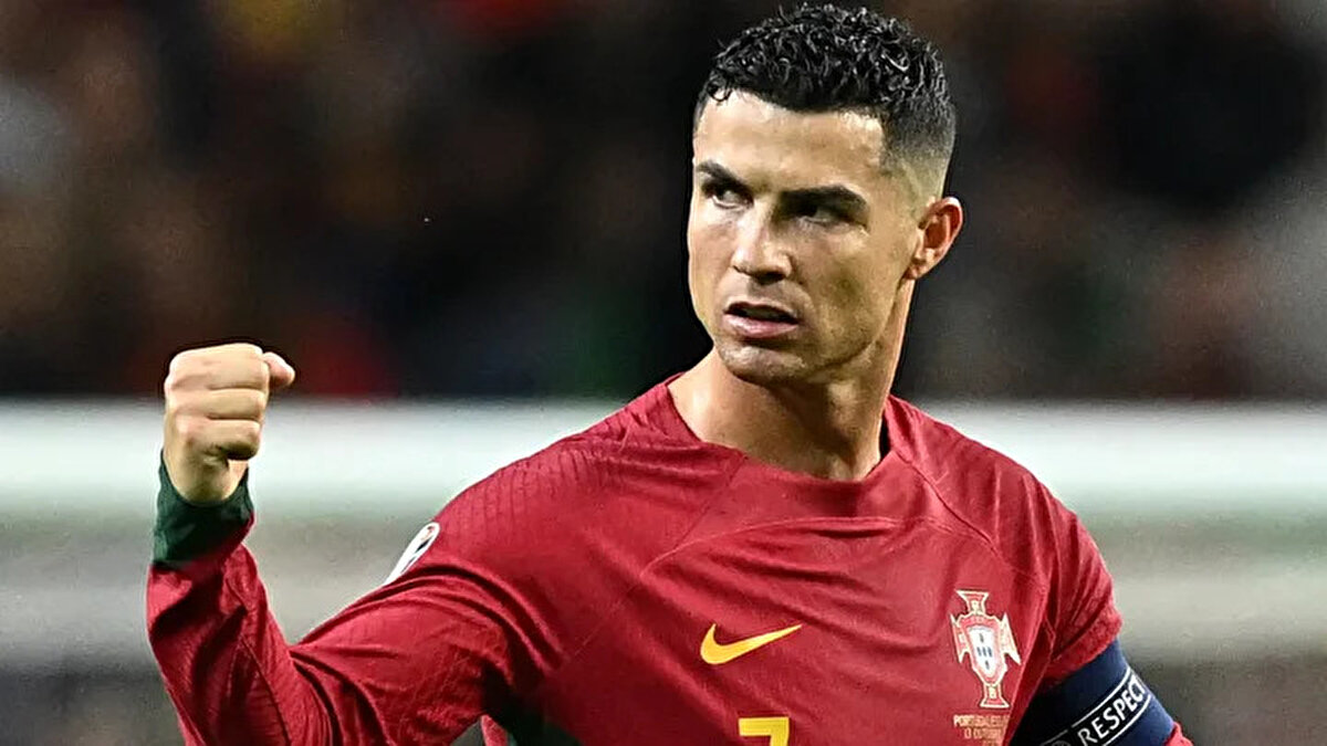 "Cristiano Ronaldo'nuz olduğunda ne yaparsınız? Onu her maçta ilk 11'e mi koyuyorsunuz, yoksa 30 dakika, 45 dakika yedek olarak mı kullanıyorsunuz? Benim sorum bu.