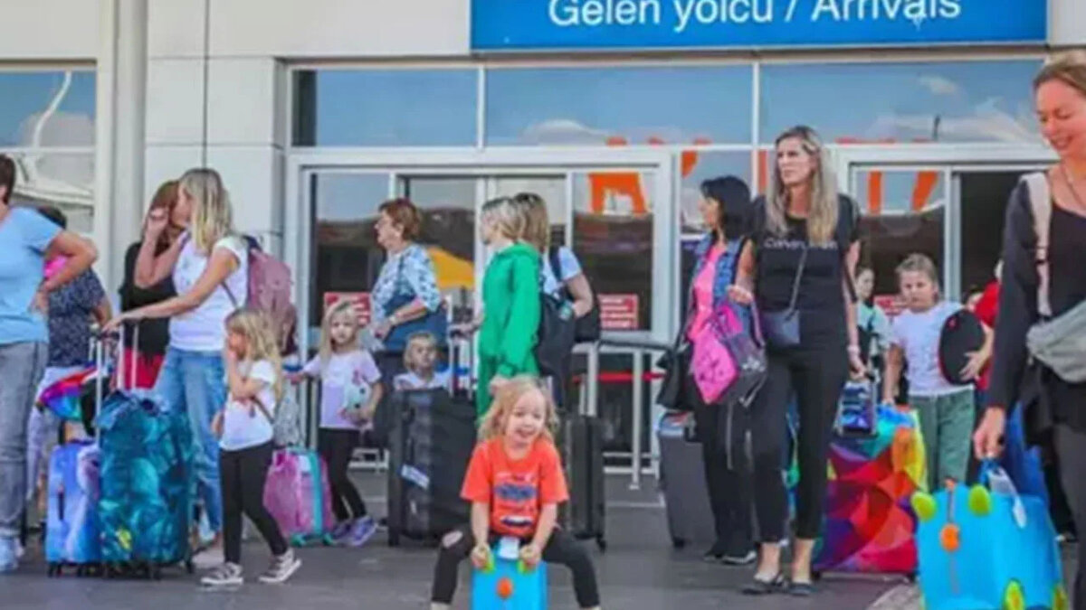 Antalya'ya 3 ayda gelen toplam turist sayısı, geçen yıla oranla yüzde 15'lik düşüşle 855 bin 429 oldu. 3 aylık dönemde Antalya'ya en çok Almanlar gelirken, Polonya dışında yabancı turist sayısında düşüş yaşandı.