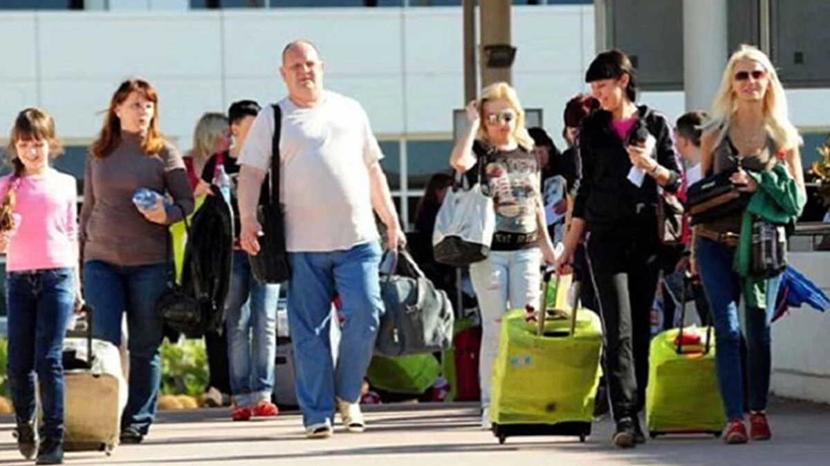 Antalya'ya en çok turist gelen diğer ülkeler ve geçen yıla göre değişim oranları şöyle sıralandı; "Kazakistan 16 bin 443 kişi, yüzde 1 düşüş. Ukrayna 16 bin 110 kişi, yüzde 4,8 düşüş. Hollanda 12 bin 827 kişi, yüzde 3 düşüş. Avusturya 9 bin 308 kişi, yüzde 8 düşüş. Belçika 8 bin 842 kişi, yüzde 25 düşüş. Fransa 8 bin 437 kişi, yüzde 3 düşüş. İsviçre 8 bin 424 kişi, yüzde 9,7 düşüş. Danimarka 8 bin 319 kişi, yüzde 35 düşüş. Kırgızistan 7 bin 517 kişi, yüzde 1 düşüş. Norveç 6 bin 960 kişi, yüzde 4,5 düşüş. İsveç 6 bin 264 kişi, yüzde 17 düşüş. Romanya 5 bin 337 kişi, yüzde 0,3 artış."