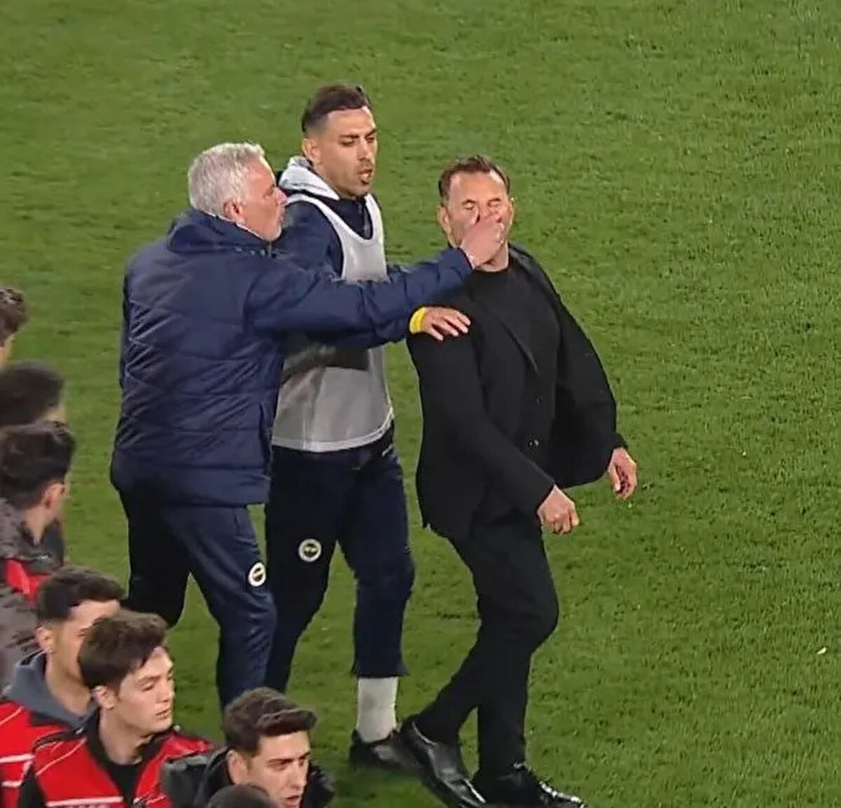 Türkiye Futbol Federasyonu, Türkiye Kupası Çeyrek Finali'nde oynanan Fenerbahçe - Galatasaray derbisinin ve diğer çeyrek final maçlarının PFDK sevklerini açıkladı. İşte sev edilen isimler ve muhtemel cezalar: