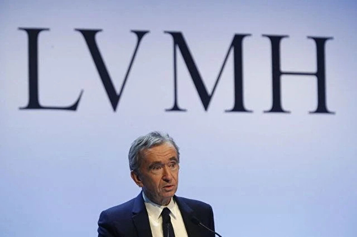 7. BERNARD ARNAULT<br><br>Avrupa Birliği, ABD'ye giden tüm ürünlere yüzde 20'lik yeni bir sabit tarife için hazırlanıyor. Bu durumun alkol ve lüks malların yanı sıra diğer şeylerin ihracatını da olumsuz etkilemesi bekleniyor. Christian Dior, Bulgari ve Loro Piana gibi markalara sahip bir şirket olan Arnault'un LVMH'sinin hisseleri Paris'te düştü ve Avrupa'nın en zengin kişisinin net servetinden 6,2 milyar dolar silindi.