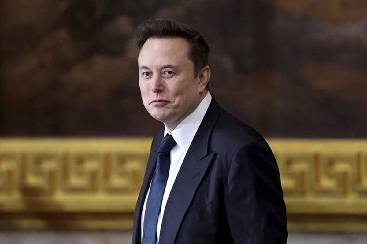 3. ELON MUSK<br><br>Tesla CEO'su bu yıl şimdiye kadar 110 milyar dolar kaybetti. Perşembe günü ise 11 milyar dolar bu rakama eklendi. Tesla’daki geciken teslimatlar ve Trump tarafından verilen tartışmalı görevi elektrikli araç üreticisinin hissesini vurdu. Tesla araçlarının çoğunu ABD'de ürettiği için, tarifelerin şirket üzerinde diğer şirketlere göre daha az etkisi olabilir. Musk'ın yakında hükümet işinden çekilip potansiyel olarak Tesla'ya yeniden odaklanacağı yönündeki haberler üzerine hisseler de yükseldi. Ancak, tarifeler açıklandıktan sonra hisseler perşembe günü yüzde 5,5 düştü.
