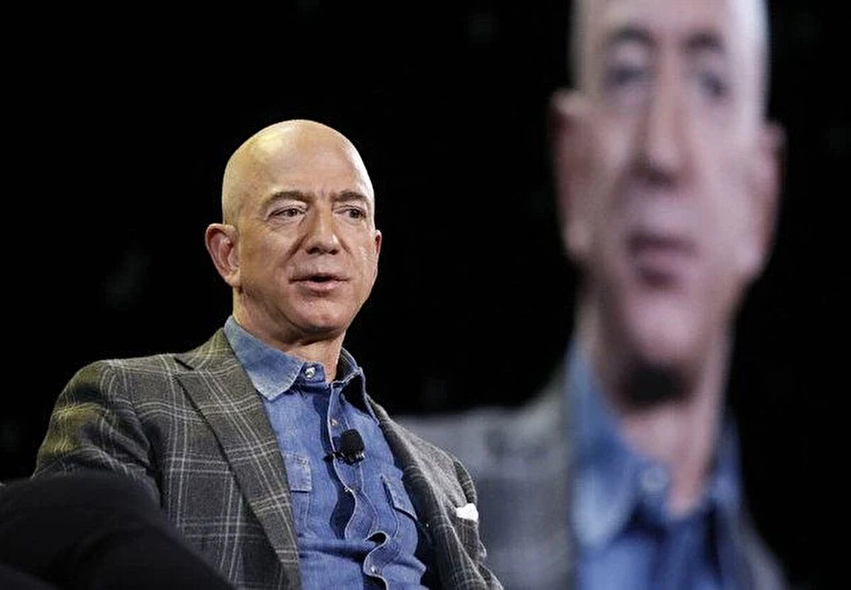 2. JEFF BEZOS<br><br>Amazon hisseleri Perşembe günü yüzde 9 düştü, Nisan 2022'den bu yana en büyük düşüşünü yaşadı ve teknoloji devinin kurucusuna 15,9 milyar dolarlık kişisel servete mal oldu. Şirketin hissesi Şubat ayındaki zirvesinden bu yana yüzde 25'ten fazla düştü.