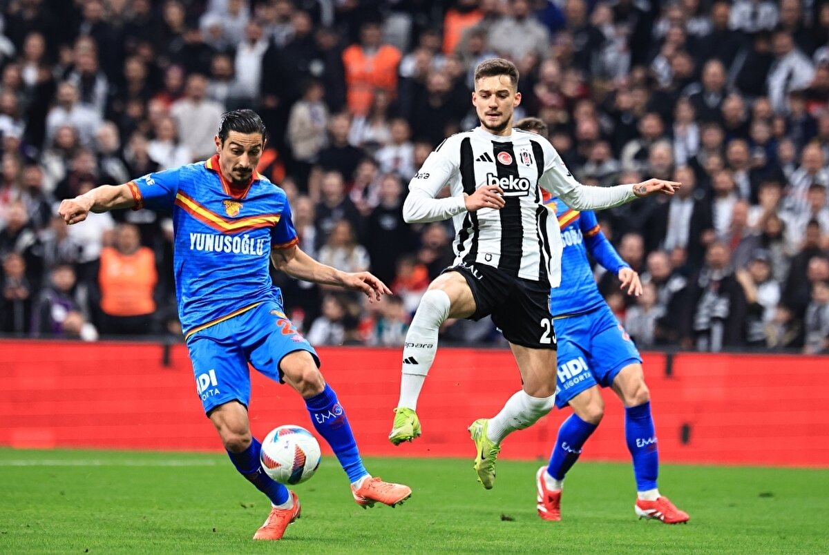 <br>''Bu maç bütün oyunculara yazar. Teknik direktörün hatası değil bu maç. Tayyip'in kırmızısına kadar Göztepe'nin pozisyonu yoktu.''