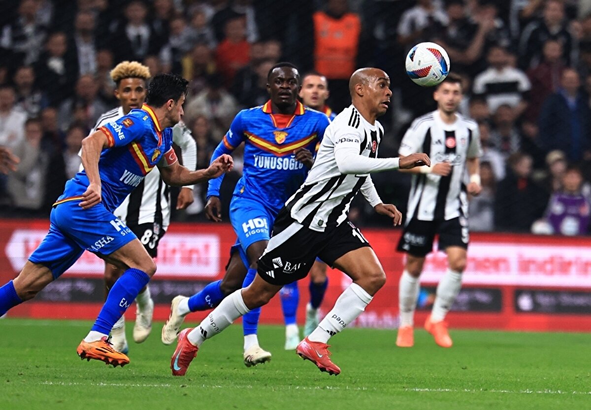 <br>''Masuaku'nun eline çarpan top net penaltı. Galatasaray'ı Fenerbahçe'yi yendik 'başarılıyız' diye beni kandıramazlar. Sadece derbiyle mi taraftar sevecek sizi.''