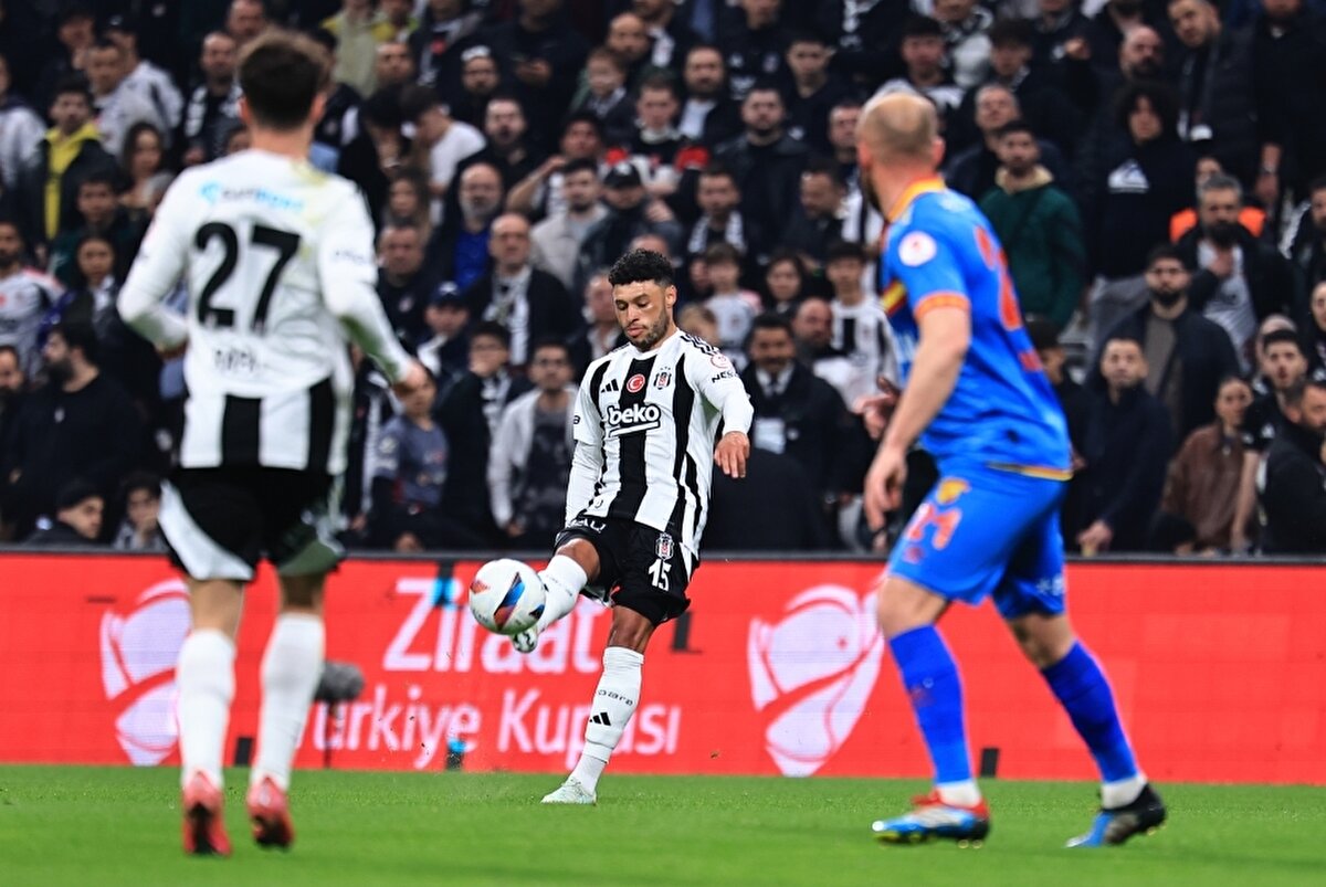 ''Diğer maçlarda neredesiniz? Ersin Destan oğlu ıslıklandı. Bugünkü gollerde Ersin ne yapsın. Ersinlik bir şey görmüyorum ben. Bu maçın faturası ona kesilmez.''