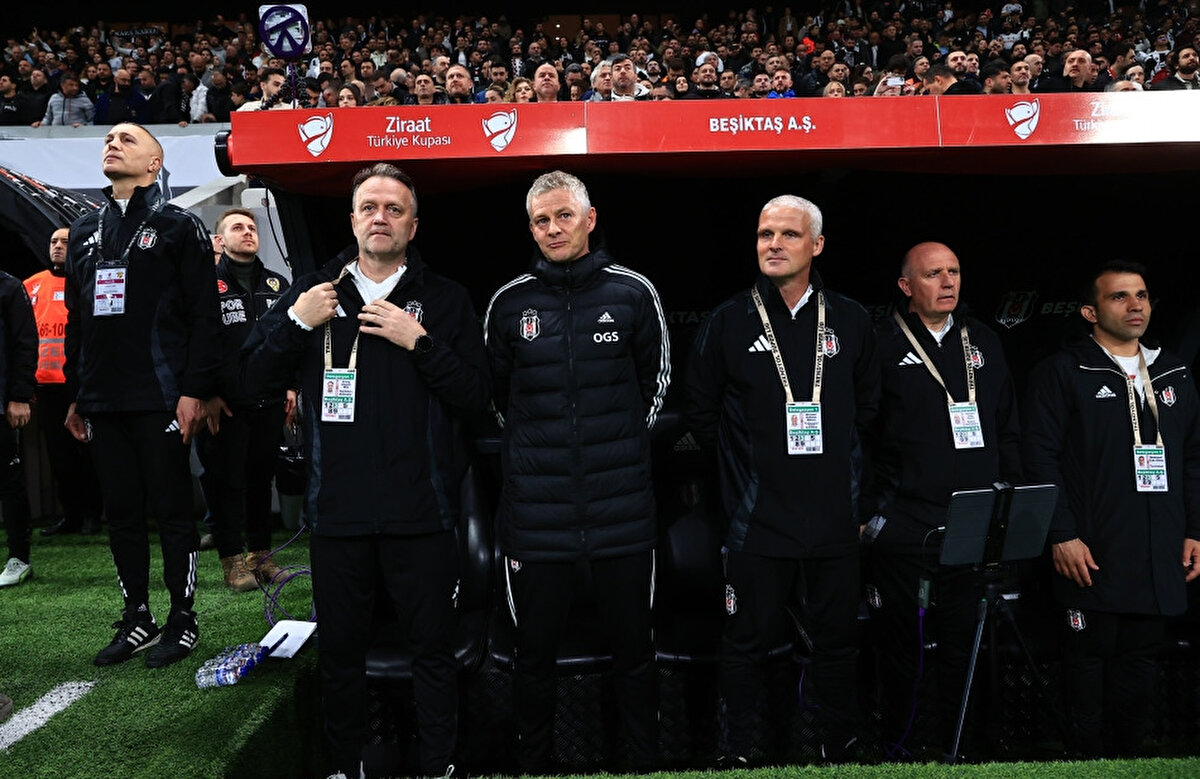 ''Romulo transferin hayırlı uğurlu olsun kardeşim. Barcelona, Real Madrid, Bayern Münih, Manchester City oralara gidersin. Lewandowski de yaşlandı Barca kesin alır. Ronaldo ve Messi istatistiklerine sahip.''