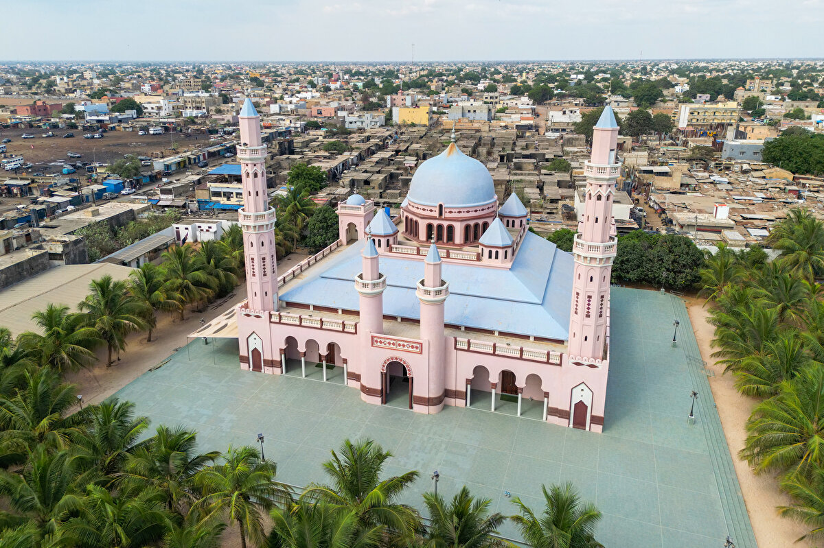 2015 yılında açılan camide açık pembe ve mavi tonlarının hâkim olduğu dış cephe, avlusunu çevreleyen palmiye ağaçlarıyla muazzam bir kontrast oluşturuyor.