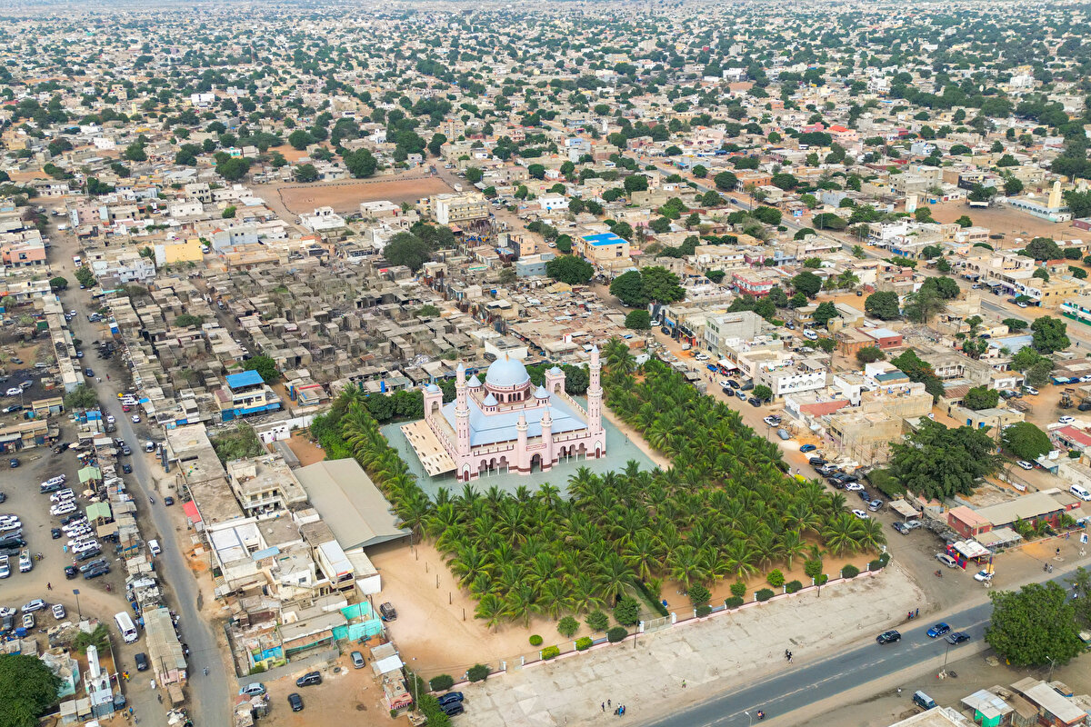 Bu camilerden biri, başkent Dakar'a 100 kilometre mesafedeki Mbour kentinde bulunan "Mbour Serigne Saliou Camii".