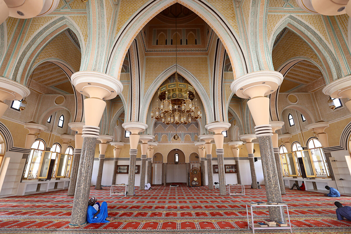 Mescid, yeşil kubbesi ve yuvarlak hatlarıyla estetik bir zarafet sergiliyor.