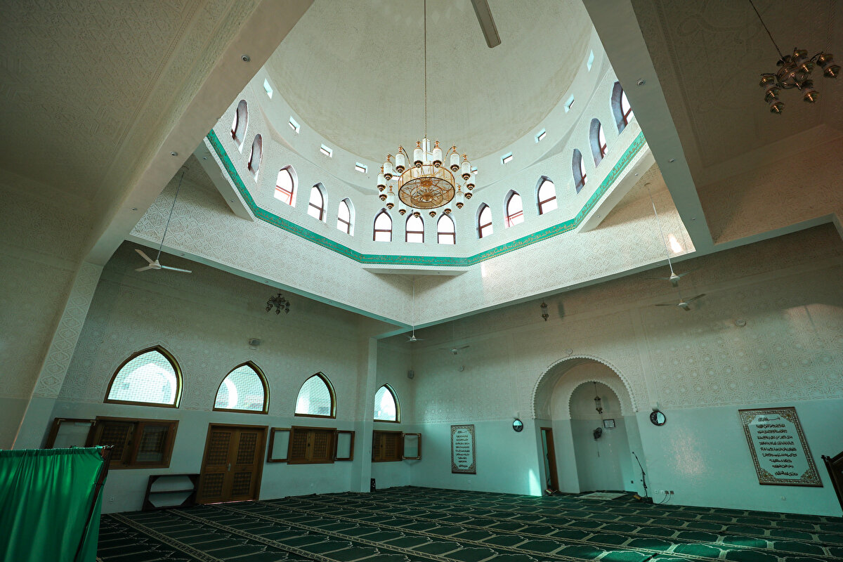 uçuk pembe ve kiremit renkleriyle ve köşeli minareleriyle beğeni topluyor.