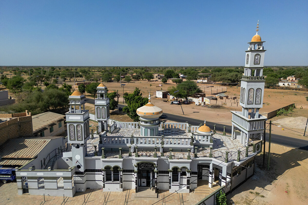 Saint-Louis kenti yakınlarındaki Mpal ilçesinde bulunan "Yüce Kur'ân Camii (Noble Qur'an)" de 4 katlı minaresi ve köşeli yapısıyla dikkatleri üzerine toplarken, 