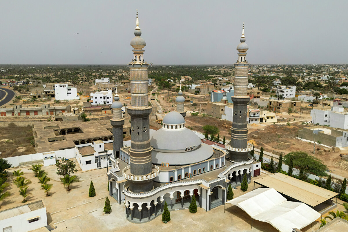 Nüfusunun yüzde 96'sı Müslüman olan Senegal'de, her cami kendine özgü renk ve mimarisiyle göz dolduruyor.