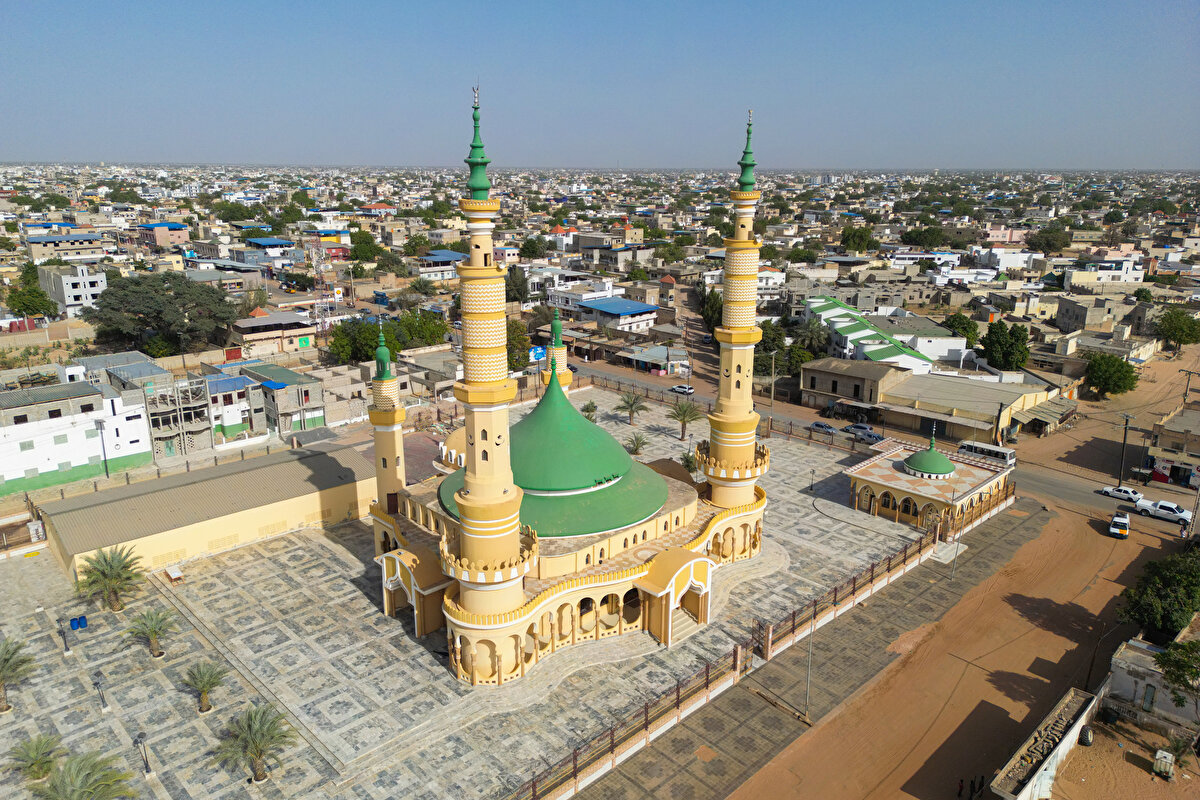 Senegal'in farklı bölgelerinde geleneksel İslâm mimarisinin modern dokuyla buluştuğu camiler, ziyaretçilerine eşsiz bir görsel şölen sunuyor.