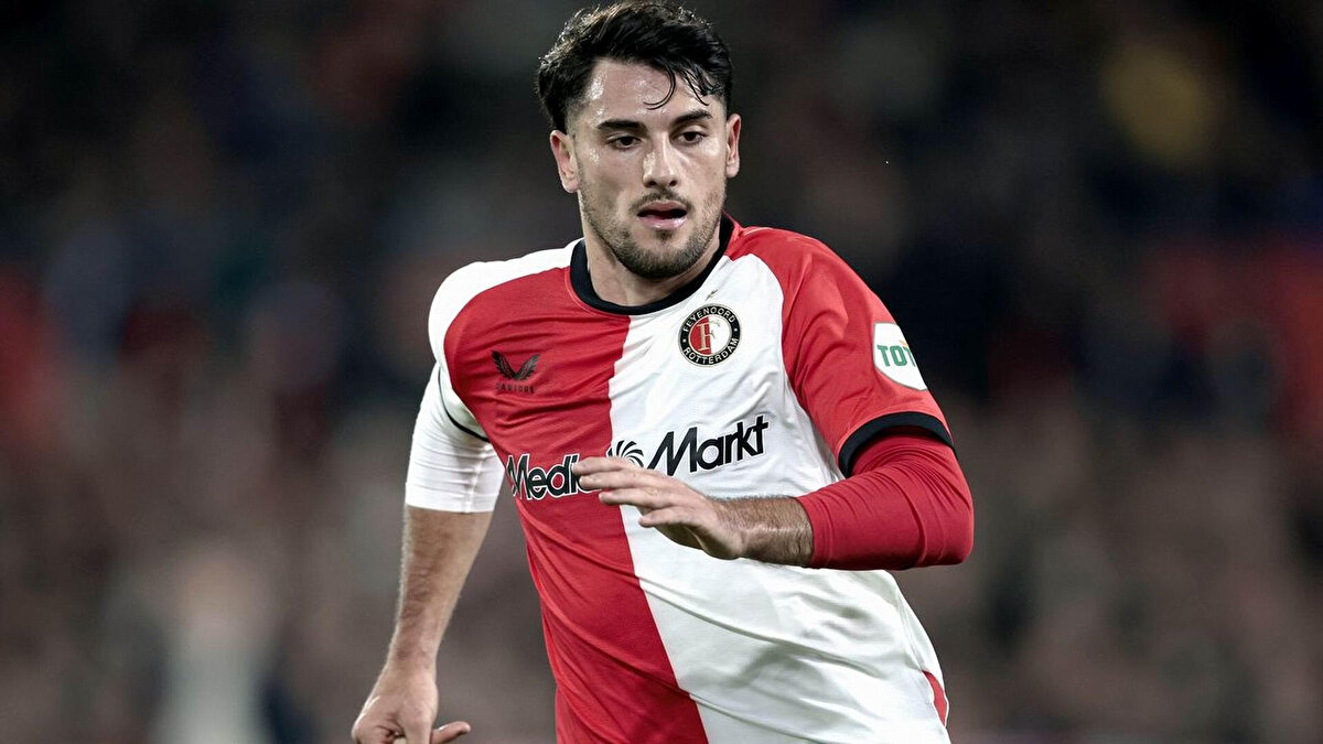 Robin van Persie'nin çalıştırdığı kulüp, Julian Carranza ve Ayase Ueda'nın yanı sıra üçüncü bir santrfor istiyor