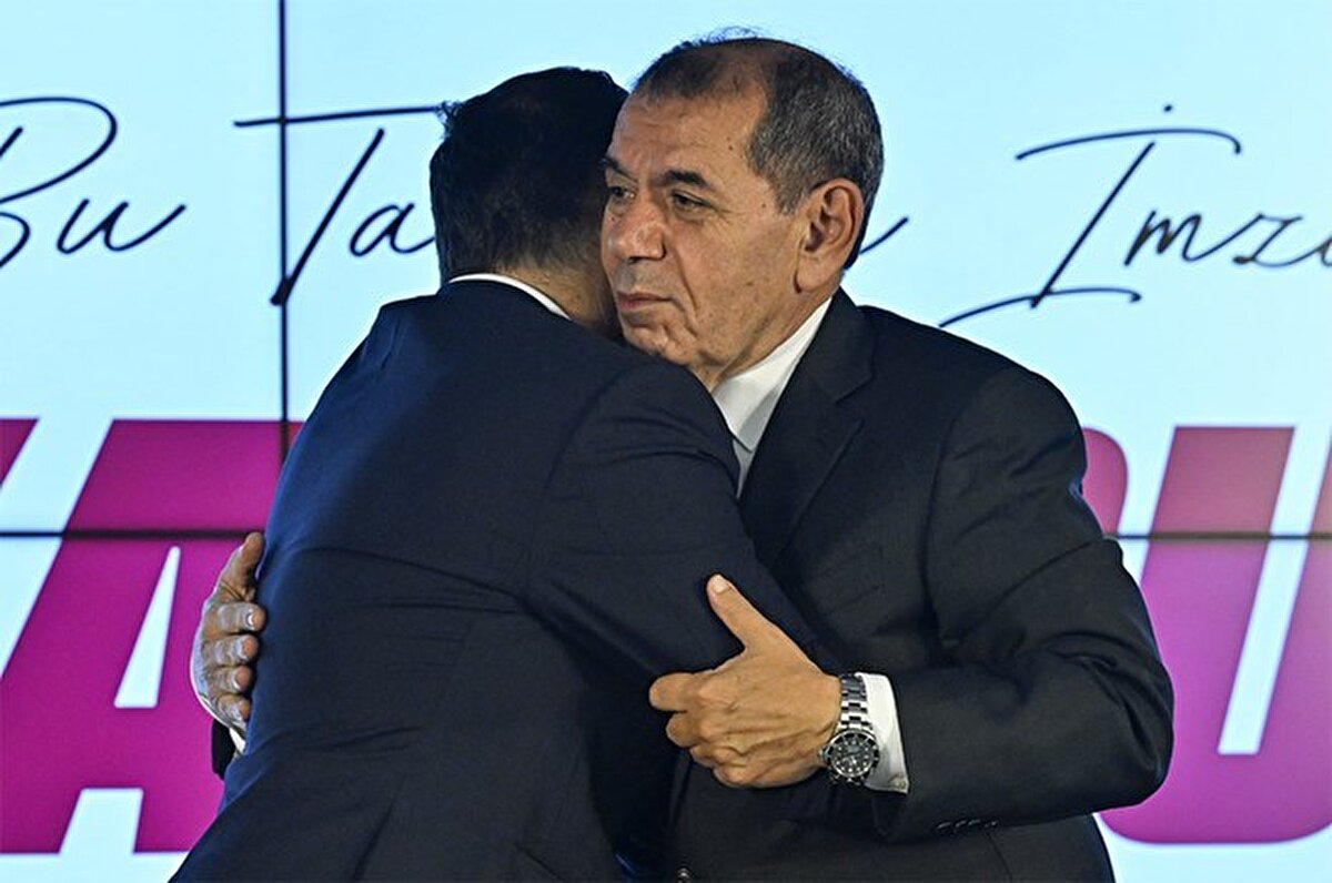 <br>Başkan Özbek'in Buruk'a "Takımla gurur duydum. Mükemmel bir futbol oynadık" dediği aktarıldı.