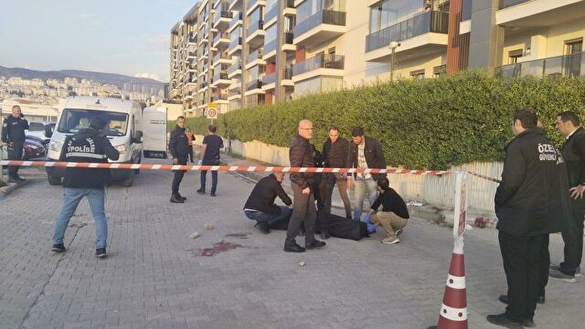 İzmir'in Çiğli ilçesinde Necat Yorğun (35), sokakta önünü kestiği eski nişanlısı Selen Sakın'ı (39) tabancayla öldürüp, kadının annesi Medine Serpil Kaynak'ı (70) da ağır yaraladıktan sonra aynı silahı göğsüne dayayıp, ateşleyerek intihar etti.